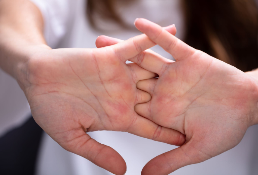 วิธีคลายกล้ามเนื้อมือและข้อมือจากการพิมพ์คอมพิวเตอร์ แก้อาการมือชา